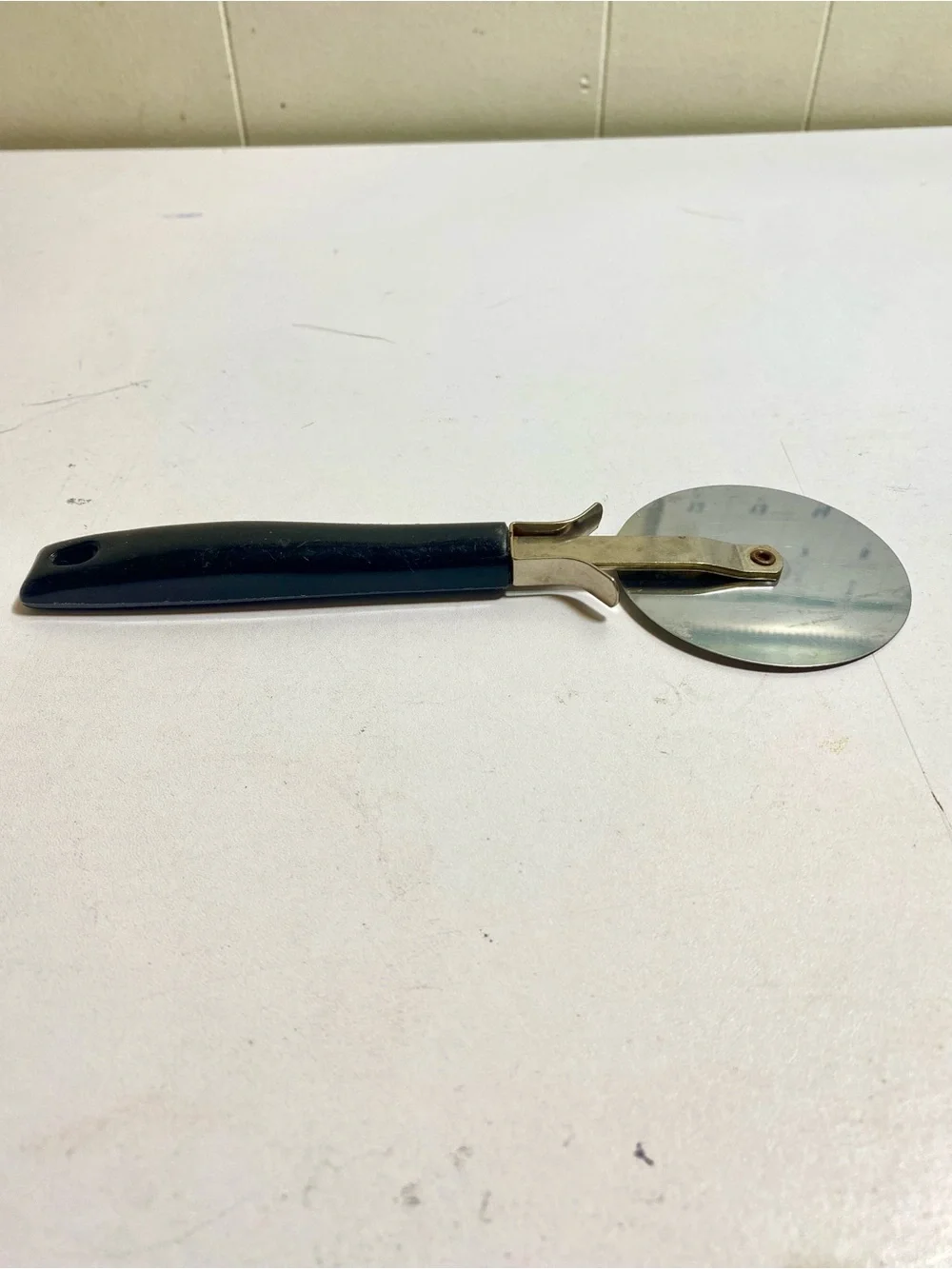 VTG EKCO USA Pizza Cutter Wheel Black Plastic Handle Silver Metal Hanging Hole